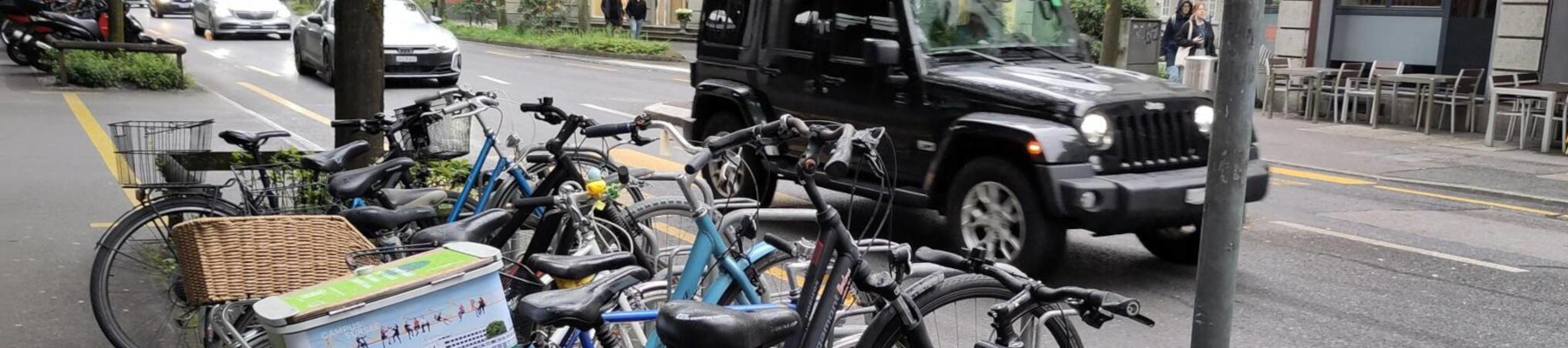 Velos und Autos auf einer Strasse